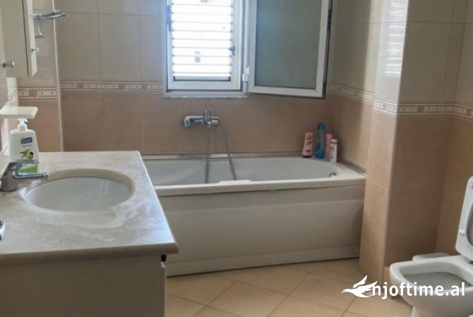 Shtepi me qera Shtepi Private ne Tirane, 3+1, Mobilimi E mobiluar, Pagesa 50,000  Leke.