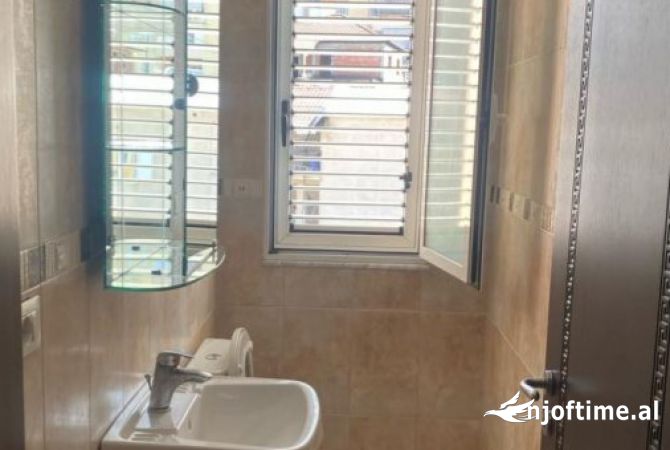 Shtepi me qera Shtepi Private ne Tirane, 3+1, Mobilimi E mobiluar, Pagesa 50,000  Leke.