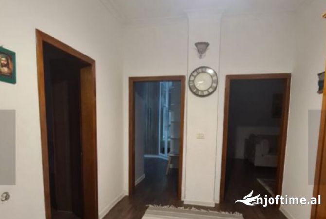 Shtepi me qera Apartament ne Tirane, 2+1, Mobilimi E mobiluar, Pagesa 550  Euro.