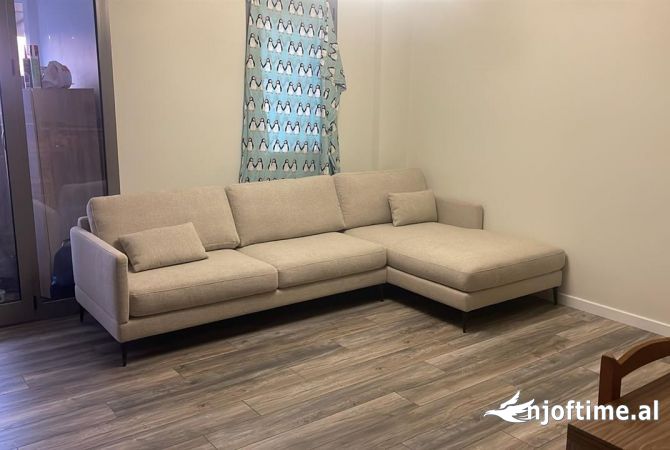 Shitet Apartament 2+1+2+garazhd