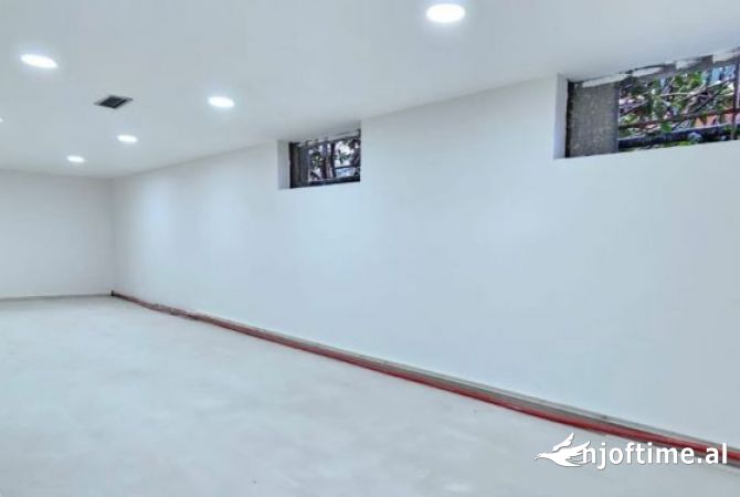 Ambient biznesi me qera 1+1 ne Tirane - 320,000 Leke