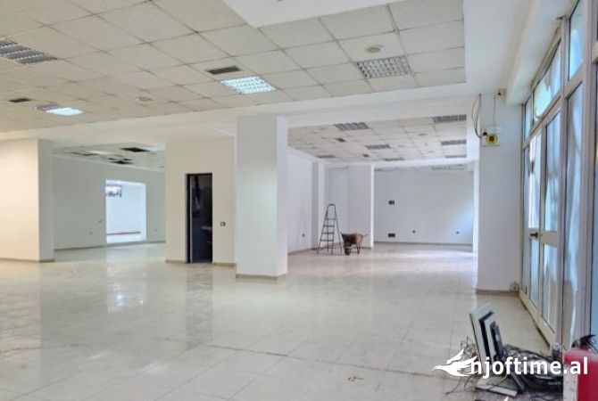 Ambient biznesi me qera 1+1 ne Tirane - 320,000 Leke