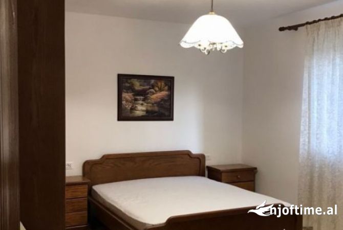 Shtepi me qera Apartament ne Tirane, 3+1, Mobilimi E mobiluar, Pagesa 53,000  Leke.