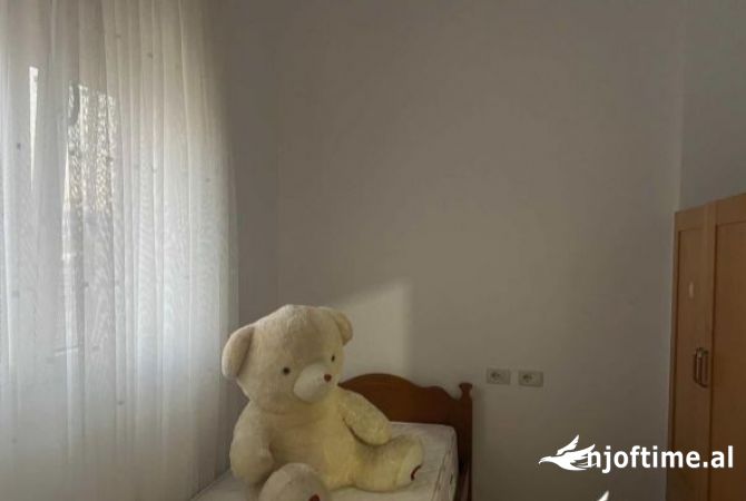 Shtepi me qera Apartament ne Tirane, 3+1, Mobilimi E mobiluar, Pagesa 60,000  Leke.