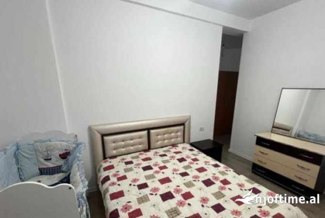 Shtepi me qera Apartament ne Tirane, 3+1, Mobilimi E mobiluar, Pagesa 60,000  Leke.
