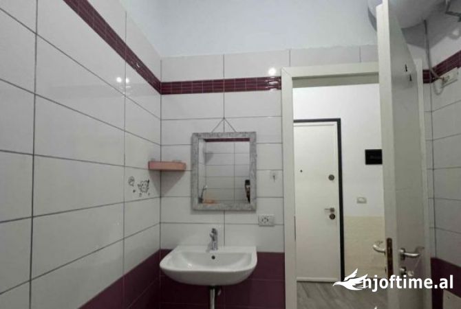 Shtepi me qera Apartament ne Tirane, 3+1, Mobilimi E mobiluar, Pagesa 60,000  Leke.