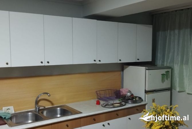 Shtepi me qera Shtepi Private ne Tirane, 1+1, Mobilimi E mobiluar, Pagesa 400  Euro.