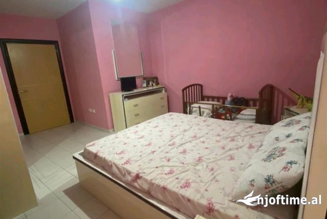 Shtepi ne shitje Apartament ne Tirane, 2+1, Mobilimi E mobiluar, Pagesa 145,000  Euro.