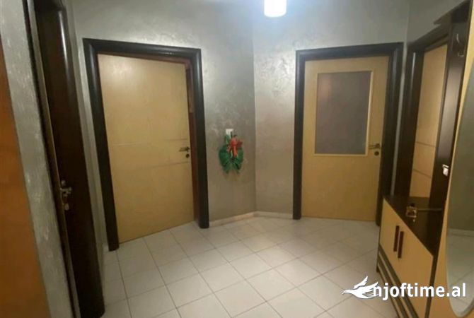 Shtepi ne shitje Apartament ne Tirane, 2+1, Mobilimi E mobiluar, Pagesa 145,000  Euro.
