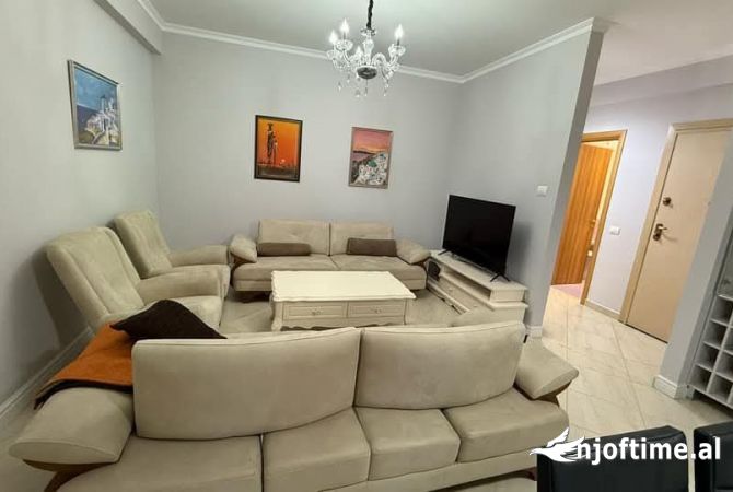 Shtepi ne shitje Apartament ne Tirane, 2+1, Mobilimi E mobiluar, Pagesa 192,000  Euro.