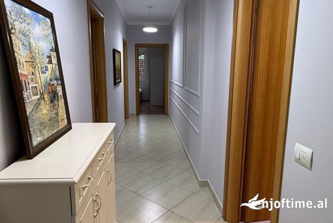 Shtepi ne shitje Apartament ne Tirane, 2+1, Mobilimi E mobiluar, Pagesa 192,000  Euro.