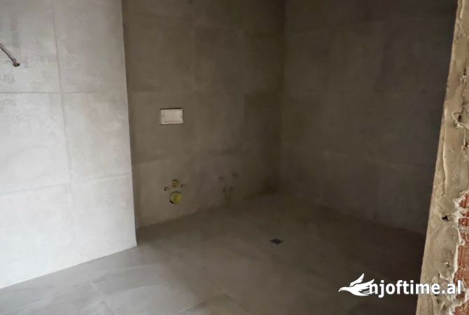 Shtepi ne shitje Apartament ne Tirane, 2+1, Mobilimi Bosh, pa mobiluar, Pagesa 153,000  Euro.