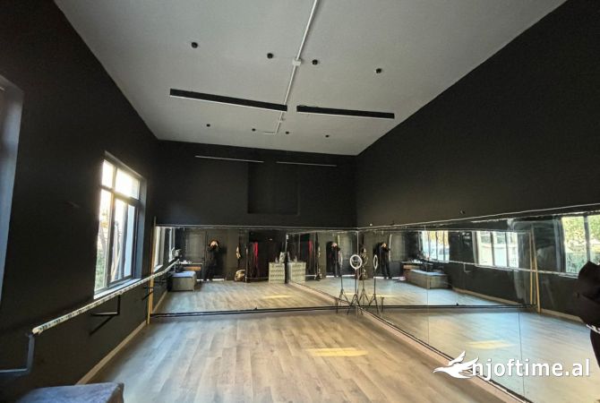 Ambient biznesi me qera 3+1 ne Tirane - 400 Euro