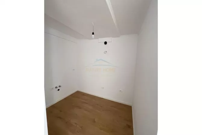 Shtepi ne shitje Apartament ne Tirane, 1+1, Mobilimi Bosh, pa mobiluar, Pagesa 128,000  Euro.