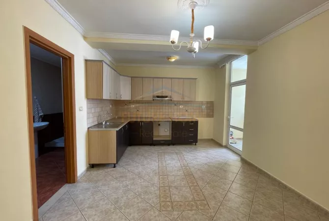 Shtepi ne shitje Apartament ne Tirane, 2+1, Mobilimi Bosh, pa mobiluar, Pagesa 270,000  Euro.