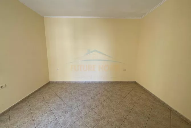 Shtepi ne shitje Apartament ne Tirane, 2+1, Mobilimi Bosh, pa mobiluar, Pagesa 270,000  Euro.
