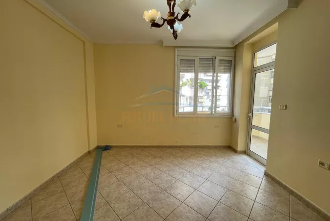Shtepi ne shitje Apartament ne Tirane, 2+1, Mobilimi Bosh, pa mobiluar, Pagesa 270,000  Euro.