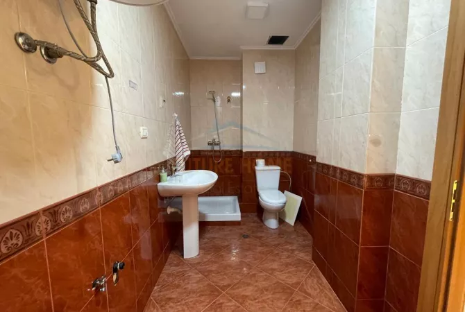 Shtepi ne shitje Apartament ne Tirane, 2+1, Mobilimi Bosh, pa mobiluar, Pagesa 270,000  Euro.