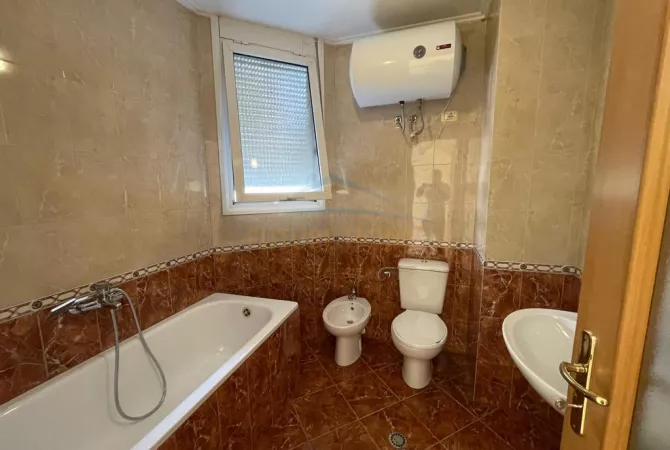 Shtepi ne shitje Apartament ne Tirane, 2+1, Mobilimi Bosh, pa mobiluar, Pagesa 270,000  Euro.