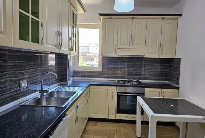 Shtepi me qera Apartament ne Tirane, 2+1, Mobilimi E mobiluar, Pagesa 800  Euro.