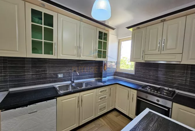 Shtepi me qera Apartament ne Tirane, 2+1, Mobilimi E mobiluar, Pagesa 800  Euro.