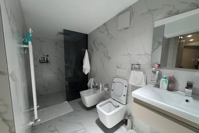 Shtepi me qera Duplex(shtepi me 2 kate) ne Tirane, 3+1, Mobilimi E mobiluar, Pagesa 1,400  Euro.