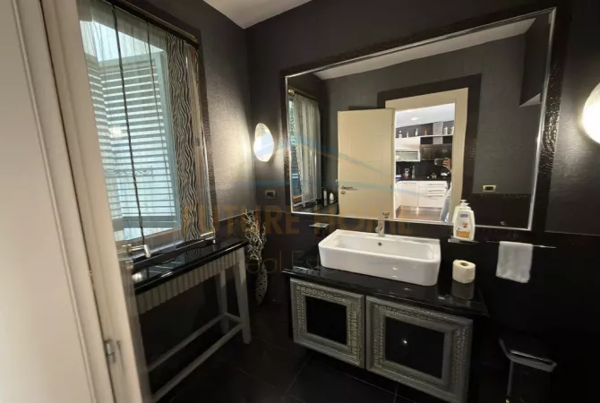 Shtepi me qera Vila Luksoze ne Tirane, 3+1, Mobilimi E mobiluar, Pagesa 3,500  Euro.