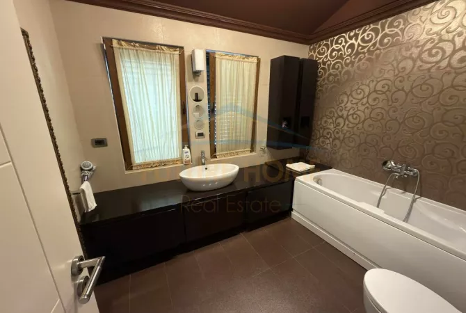 Shtepi me qera Vila Luksoze ne Tirane, 3+1, Mobilimi E mobiluar, Pagesa 3,500  Euro.