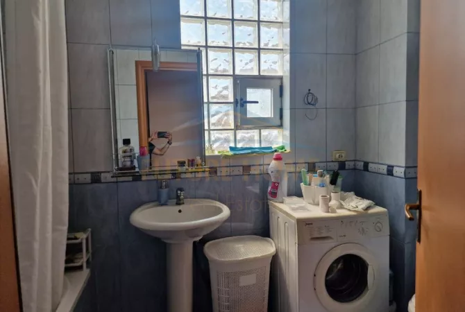 Shtepi ne shitje Apartament ne Tirane, 2+1, Mobilimi E mobiluar, Pagesa 220,000  Euro.