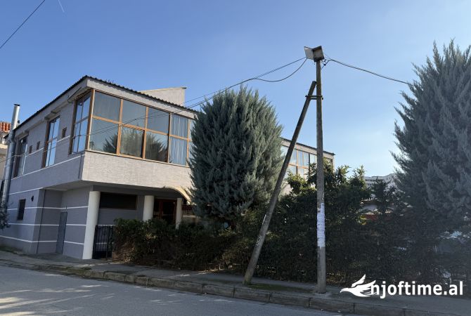 Ambient biznesi me qera 2+1 ne Tirane - 3,500 Euro