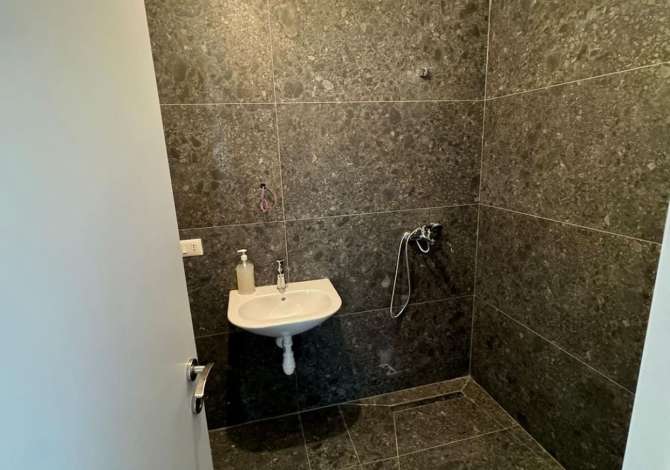 Ambient biznesi me qera 3+1 ne Tirane - 600 Euro