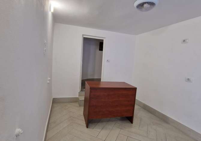 Jepet ambjent biznesi  me qera prane zoes se Stacionit te trenit 