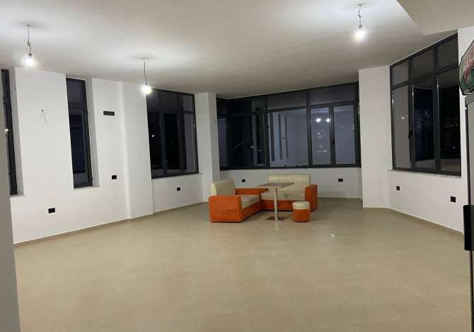 Ambient biznesi me qera 3+1 ne Tirane - 40,000 Leke