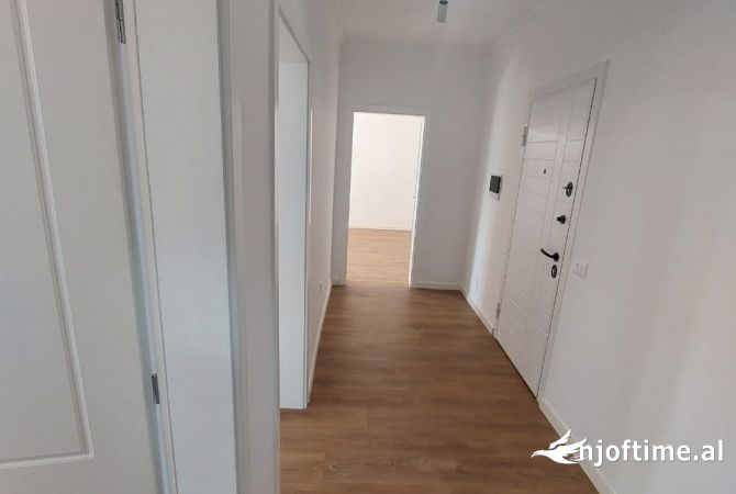 Shtepi ne shitje Apartament ne Tirane, 2+1, Mobilimi Bosh, pa mobiluar, Pagesa 185,000  Euro.