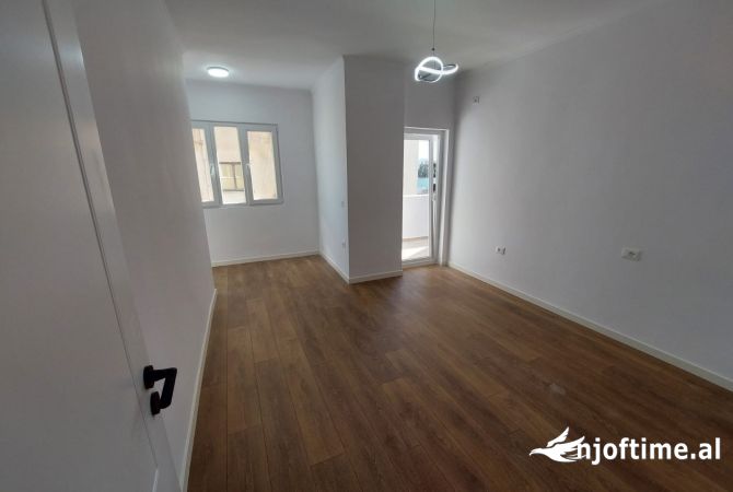 Shtepi ne shitje Apartament ne Tirane, 2+1, Mobilimi Bosh, pa mobiluar, Pagesa 185,000  Euro.