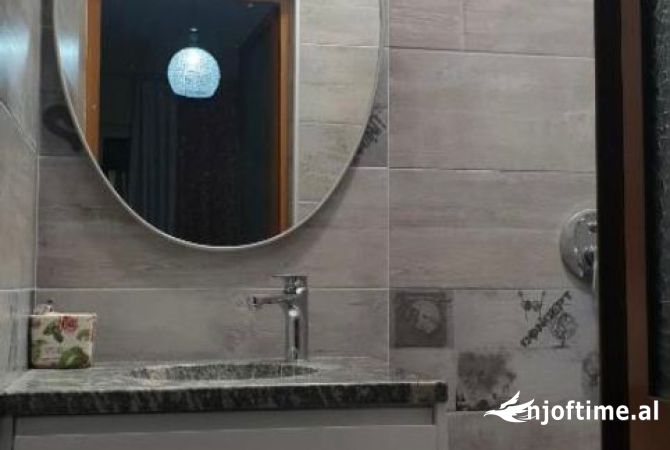 Shtepi ne shitje Apartament ne Tirane, 2+1, Mobilimi E mobiluar, Pagesa 200,000  Euro.