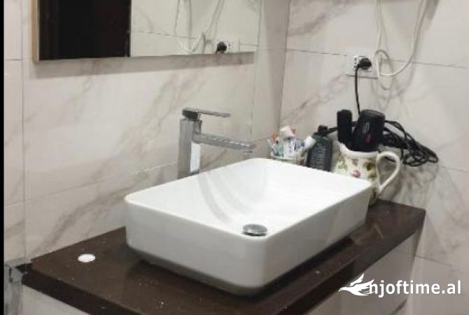 Shtepi ne shitje Apartament ne Tirane, 2+1, Mobilimi E mobiluar, Pagesa 200,000  Euro.