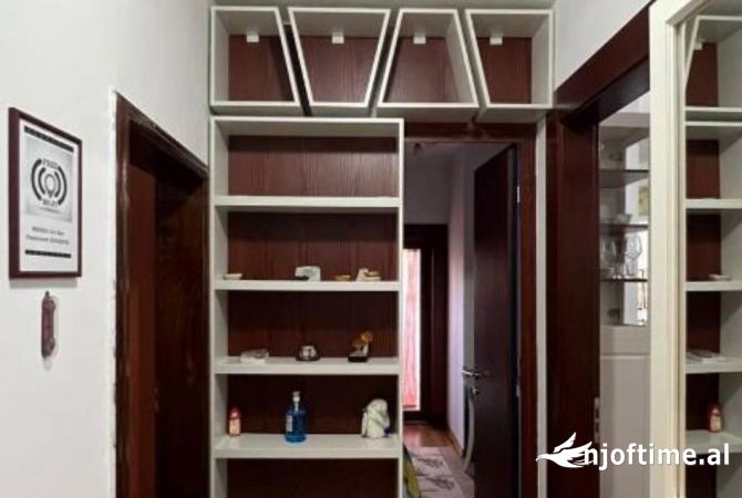 Shtepi ne shitje Apartament ne Tirane, 2+1, Mobilimi E mobiluar, Pagesa 200,000  Euro.