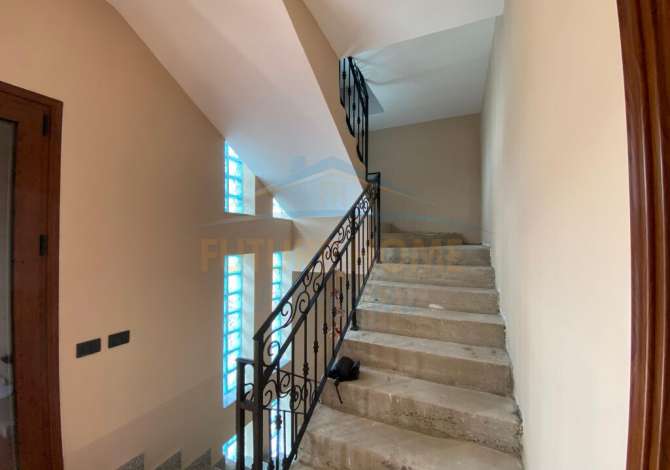 Shtepi ne shitje Apartament ne Tirane, 3+1, Mobilimi Pjeserisht e mobiluar, Pagesa 250,000  Euro.