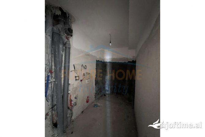 Shtepi ne shitje Apartament ne Tirane, 3+1, Mobilimi Bosh, pa mobiluar, Pagesa 253,000  Euro.