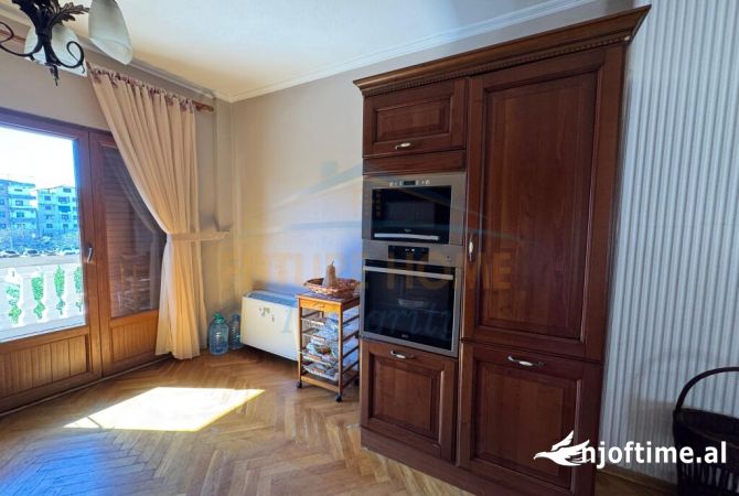 Shitet, Godine Biznesi 4-Kateshe, Durres.