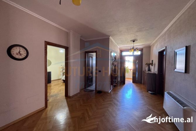 Shitet, Godine Biznesi 4-Kateshe, Durres.