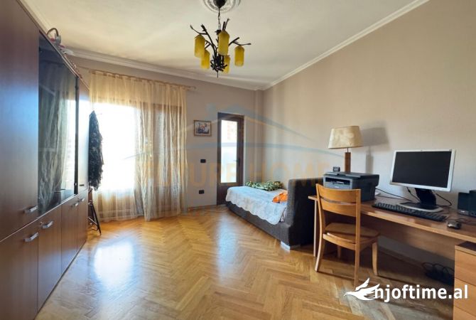 Shitet, Godine Biznesi 4-Kateshe, Durres.