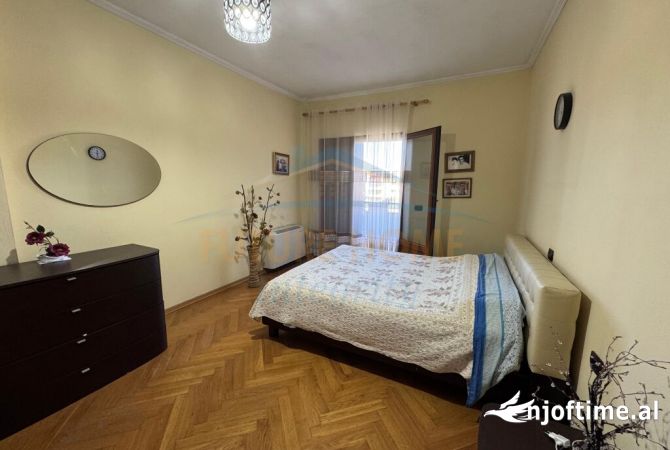 Shitet, Godine Biznesi 4-Kateshe, Durres.