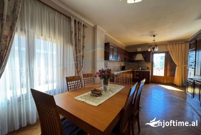 Shitet, Godine Biznesi 4-Kateshe, Durres.