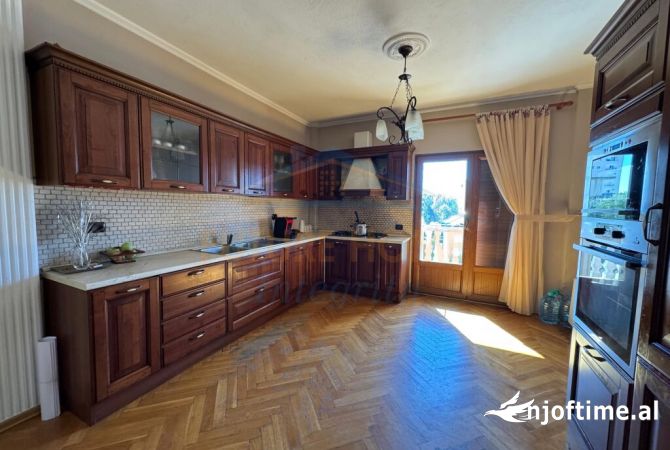 Shitet, Godine Biznesi 4-Kateshe, Durres.