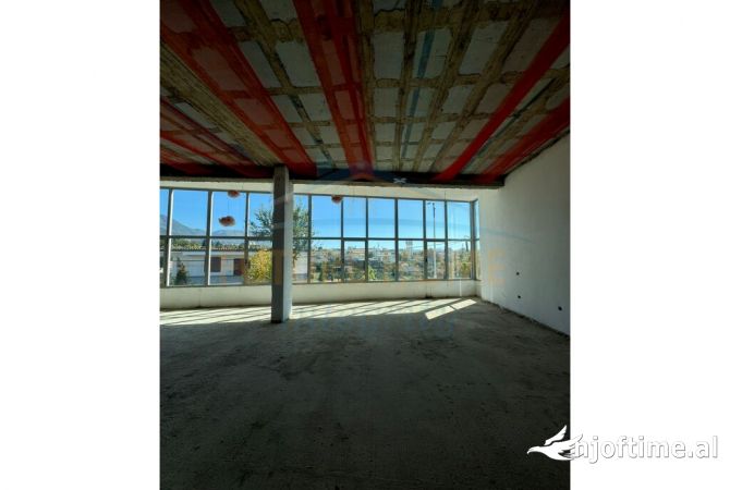 Ambiente Commerciale in Affitto 1+1 a Tirana - 800 Euro