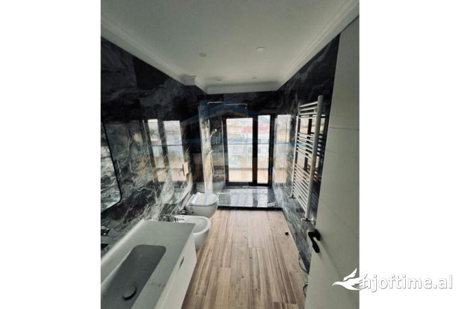 Shtepi me qera 7+1 ne Tirane - 2,500 Euro