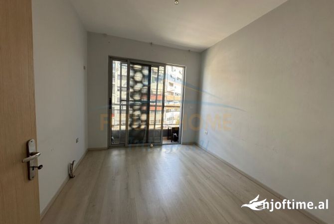 Shtepi ne shitje Apartament ne Tirane, 3+1, Mobilimi Bosh, pa mobiluar, Pagesa 215,000  Euro.