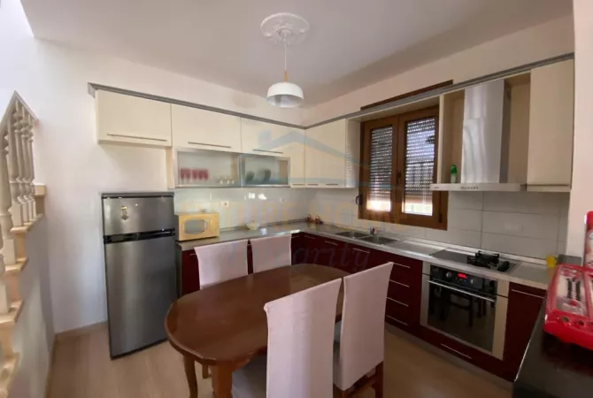 Shtepi me qera Duplex(shtepi me 2 kate) ne Tirane, 5+1, Mobilimi E mobiluar, Pagesa 1,100  Euro.